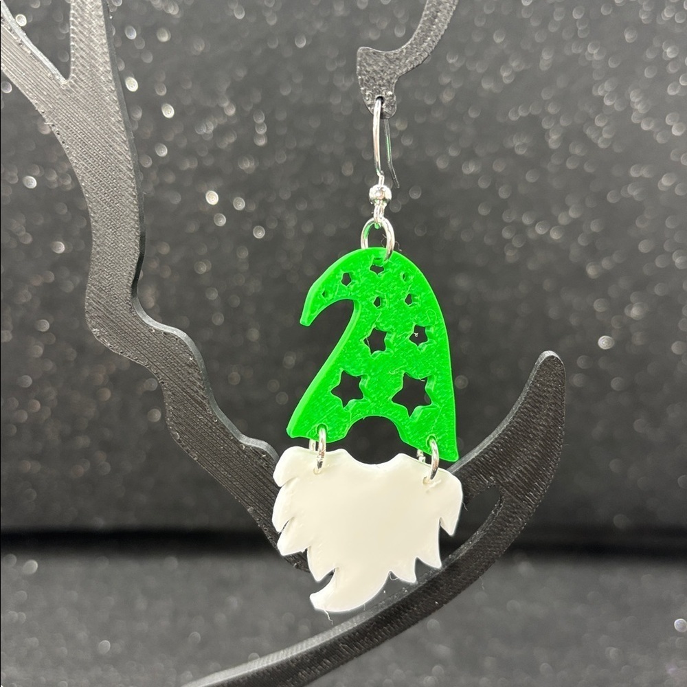 🎄 Green Hat Christmas Gnome Earrings 🎅✨ - Picture 3 of 4
